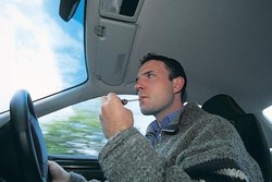 Di Inggris, Merokok di Dalam Mobil Didenda Rp 1,1 Juta