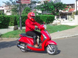 Membelah Kepadatan Kota dengan Skutik Yamaha Bercita Rasa Eropa