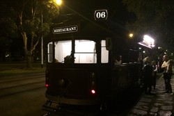 Restoran Unik Dalam Trem Berjalan di Melbourne