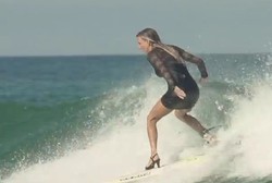 Wow! Gadis Cantik Ini Surfing Pakai Sepatu High Heels