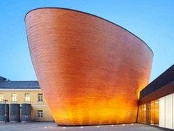 Kapel Unik Bersebelahan dengan Mal di Finlandia