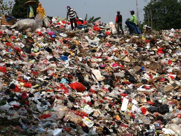 Tumpukan Sampah di TPS Liar Cinere