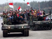 Warga Ikut Parade Naik Tank TNI