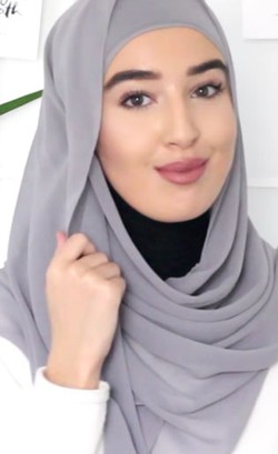 Tutorial Hijab dengan Scarf Sifon Instan ala Hijabers Swedia, Imane Asry
