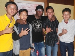 Terjun ke Dunia Musik, The RV Gaet Keith Martin