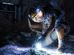 The Martian Perkasa di Puncak Box Office