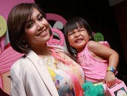 Dalam Proses Cerai, Denada Cari Nafkah dari Jepang Hingga Amerika