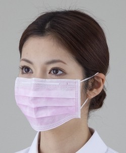 Survei: Wanita Lebih Menarik Jika Pakai Masker Pink, Ini Sebabnya