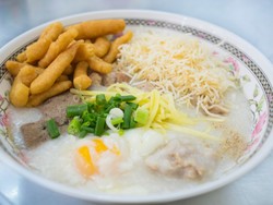 Lembut Gurih, Bubur Ikan yang Hangat untuk Santap Malam