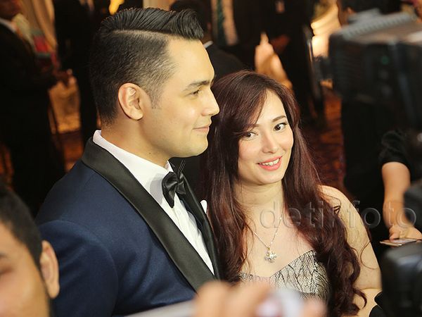 Asmirandah dan Jonas Rivanno di Nikahan Chelsea dan Glenn