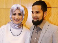 Serasi dengan Warna Abu-abu ala Shireen dan Teuku Wisnu