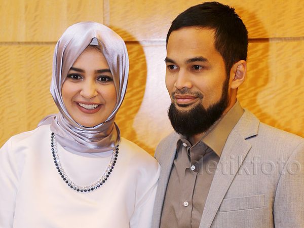 Serasi dengan Warna Abu-abu ala Shireen dan Teuku Wisnu