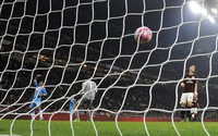 Napoli membawa pulang kemenangan melalui gol-gol yang dilesakkan Allan, Lorenzo Insigne (dua gol), dan aksi bunuh diri Rodrigo Ely. REUTERS/Giorgio Perottino.
