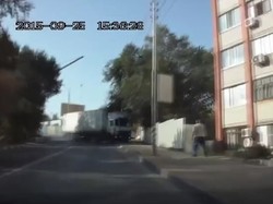 Rem Blong, Truk Bermuatan Tepung Hantam Gedung