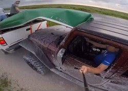 Selfie di Mobil Jeep, Traveler Ini Nyaris Kehilangan Kepala