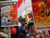 Massa Ganas Demo di Depan Istana