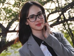 Pamela Bowie Rahasiakan Identitas Pacar