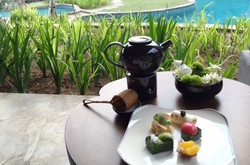 The Library: Menghirup Teh Phu Erh Ditemani Scone dan Kue Lapis di Udara Sejuk