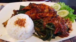 Pedas Manis Ayam Bakar Bumbu Rujak Cocok Jadi Menu Makan Siang