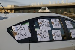 Taksi Uber Terus Terancam, Mampukah Bertahan?