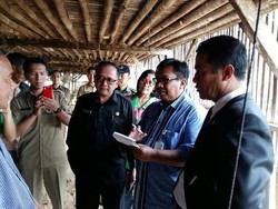 Pakai Jas dan Berdasi, Mentan Masuk Kandang Ayam