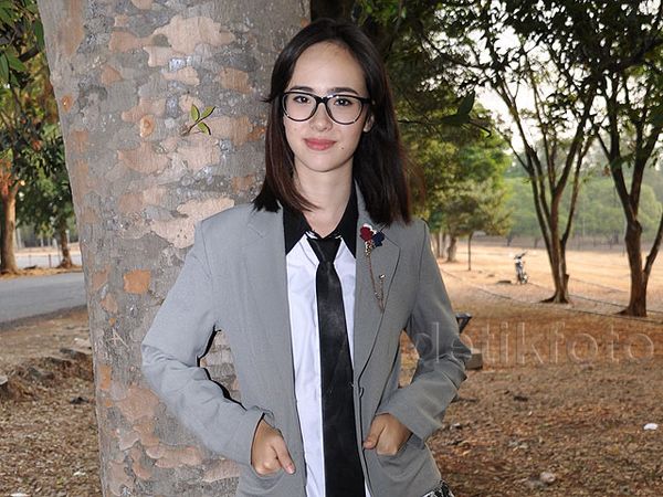 Si Cantik Pamela Bowie Jadi Anak Sekolahan