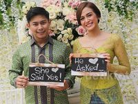 Potret Kebahagiaan Nina Zatulini Dilamar Sang Kekasih