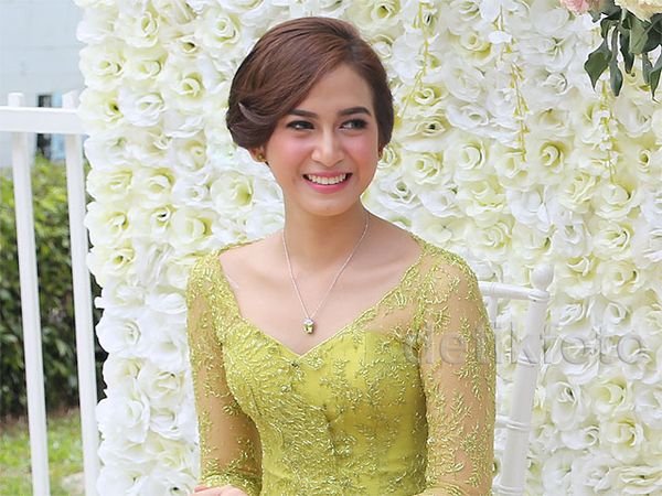 Cantiknya Nina Zatulini di Hari Pertunangan