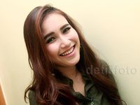 Jomblo Lagi, Ayu Ting Ting Tebar Senyuman