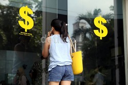 Penampakan Dolar AS Menukik dari Rp 14.400 ke Rp 14.100