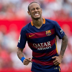 Neymar Harus Fokus pada Permainannya Sendiri, Bukan Menggantikan Messi