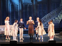 Artistik Panggung The Sound of Music Spektakuler