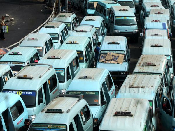 Penampakan Antrean Angkot di Terminal Kampung Melayu