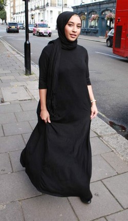 Terus Jadi Kontroversi, Ini Pembelaan Model Berhijab Pertama H&M