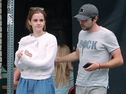 Boys! Emma Watson Punya Gandengan Baru