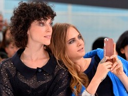 Pakai Cincin di Jari, Cara Delevingne Tunangan dengan Kekasih Wanitanya?