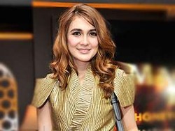 Dibeli-dibeli! Luna Maya Kini Buka Outlet Martabak