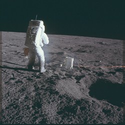 NASA Umbar Ribuan Foto Perjalanan Astronaut ke Bulan