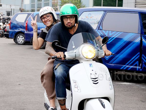 Ngeeeng! Tora Sudiro Bonceng Mieke Amalia