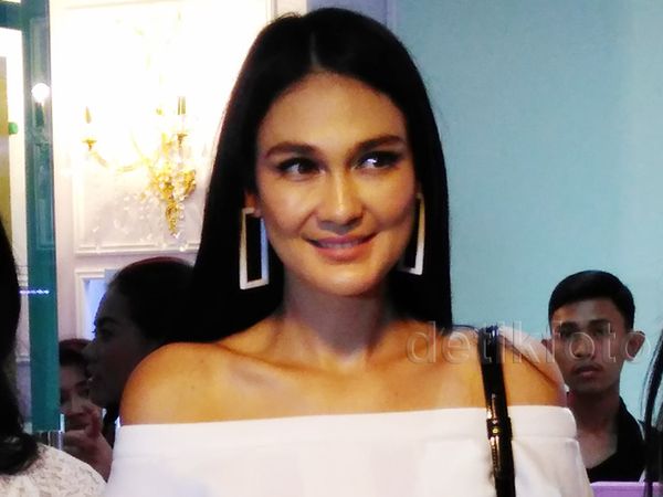 Pretty in White Luna Maya
