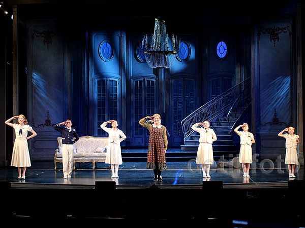 Nyanyi Bareng Keluarga Von Trapp di Pertunjukan 'The Sound of Music' Nyanyi Bareng Keluarga Von Trapp di Pertunjukan 'The Sound of Music'