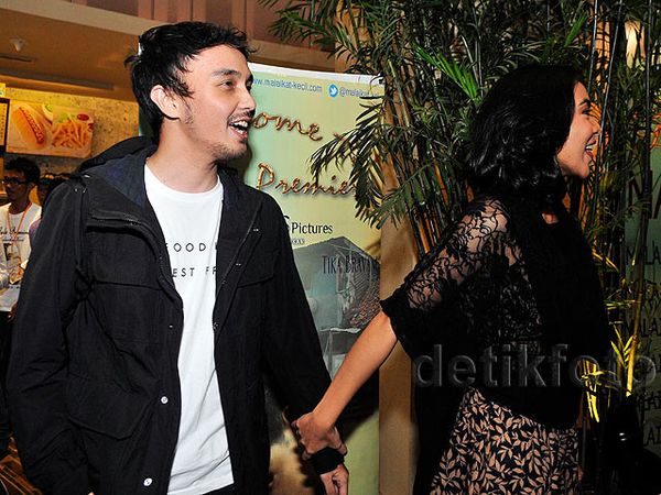 Ehm... Tika Bravani Gandeng Dimas Aditya