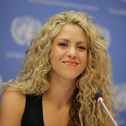 Penyanyi Seksi Shakira Jadi Pasukan Angry Birds