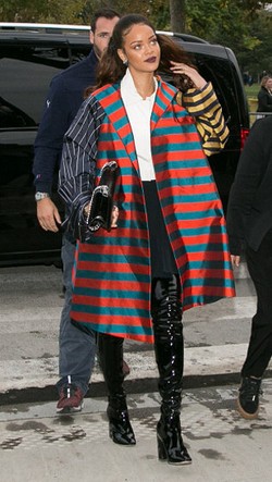 Rihanna Ingin Cuti Pakai Baju Seksi dan Transparan