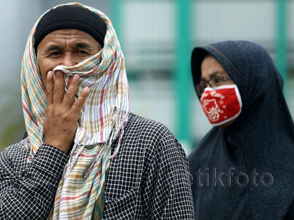 Warga Padang Lawan Asap dengan Masker