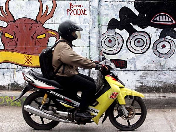 Tembok Jalan KH Mas Mansyur Dipenuhi Grafiti