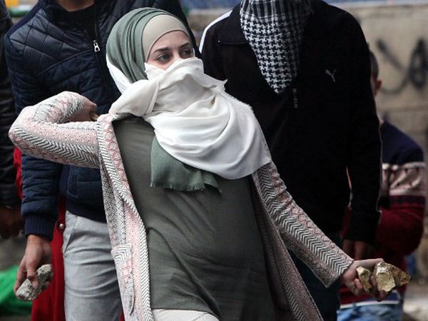 Aksi Perempuan Palestina Ketika Bentrok dengan Tentara Israel