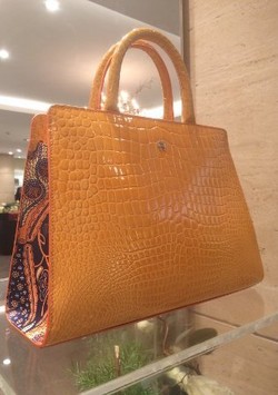 Ulang Tahun Ke-50, Aigner Luncurkan Tas Batik Edisi Terbatas