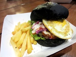 Blackjack: Gurih Empuk si Hitam Black Burger dan Black Noodle