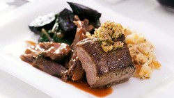 5 Maskapai Penerbangan Ini Punya Suguhan Fine Dining Mewah